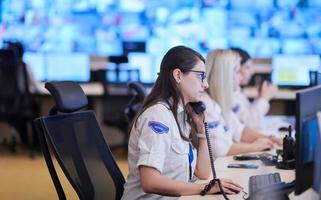 operadora de guardia de seguridad hablando por teléfono foto