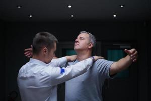 guardia de seguridad haciendo procedimiento de registro corporal en el hombre foto