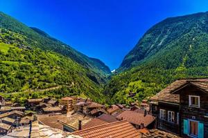 chalet en el pueblo de los alpes suizos, stalden, staldenried, visp, wallis foto