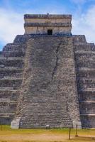 escalones de la escalera del templo pirámide de kukulcan el castillo, chichén itzá, yucatán, méxico, civilización maya foto