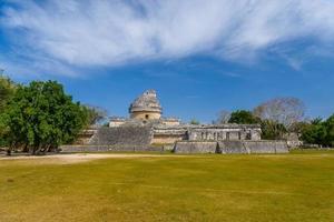 ruinas del templo observatorio el caracol, chichén itzá, yucatán, méxico, civilización maya foto