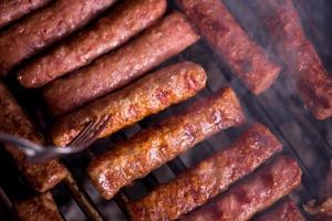 deliciosa carne a la parrilla en barbacoa foto