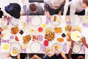 vista superior de la familia musulmana multiétnica moderna que tiene una fiesta de ramadán foto