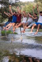 amigos disfrutando de la sandía mientras están sentados en el puente de madera foto