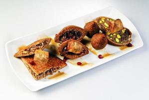 falafel de garbanzos frescos con salsa tzatziki, enfoque selectivo foto