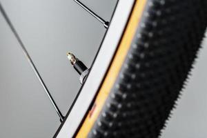 banda de rodadura poco profunda de un neumático sin cámara de bicicleta con una pared lateral marrón foto
