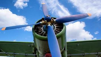 avión de tornillo de motor, contra un cielo azul foto