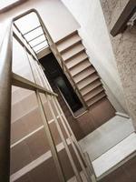 un tramo de escaleras con escalones y pasamanos de arriba a abajo foto