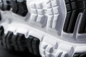 la suela de las zapatillas deportivas para correr en primer plano en blanco y negro foto
