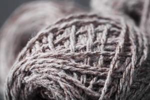 ovillos de hilo de lana marrón hechos de lana natural. foto