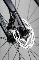 Rotor de freno de bicicleta con pinza hidráulica. sistema de frenos en una bicicleta de grava