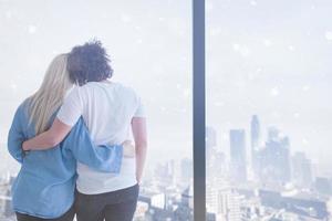 pareja joven disfrutando del café matutino junto a la ventana foto