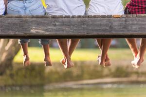 gente sentada en el puente de madera foto