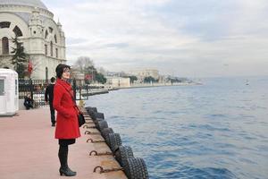 mujer visita la antigua estambul en turquía foto