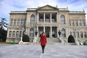 mujer visita la antigua estambul en turquía foto