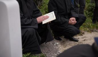 lectura del libro sagrado del corán por el imán en el funeral islámico foto