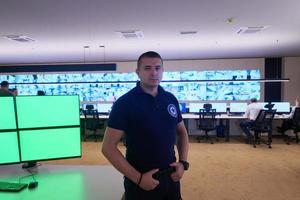 retrato de un joven operador de seguridad masculino en una sala de control del sistema de datos foto