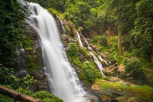 Las cascadas de wachirathan son la segunda cascada más importante en el camino hacia el parque nacional doi inthanon. Esta es una impresionante y poderosa cascada de la provincia de chiangmai en tailandia. foto