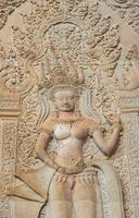 la escultura de piedra apsara en la esquina de angkor wat, el lugar religioso más grande del mundo en el mundo de la provincia de siem reap, camboya. apsaras es un tipo de espíritu femenino en la cultura hindú. foto