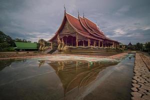 sirindhorn wararam phu prao temple uno de los hitos icónicos para el turista en la provincia de ubon ratchathani en el este de tailandia. foto