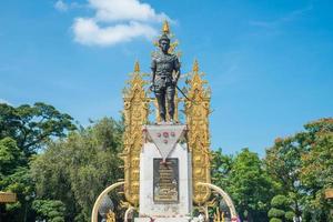 monumento al rey mangrai el primer rey de lanna. este monumento es el hito icónico de la provincia de chiangrai de tailandia. foto