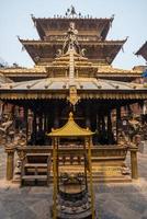 el templo dorado en el monasterio budista único de patan en el norte de la plaza durbar, katmandú de nepal. foto