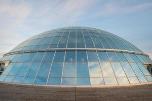 reykjavik, islandia - 26 de marzo de 2016 - la sala de cristal en la parte superior de perlan un edificio emblemático en la capital de reykjavik de islandia. foto