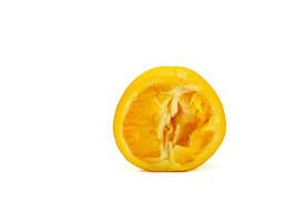una naranja medio exprimida. foto