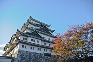 antiguo castillo de osaka y arces en otoño kansai japón foto