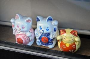 muñecas japonesas de cerámica gatito dinero foto