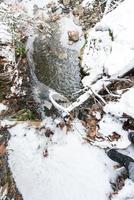 hielo del arroyo de invierno foto