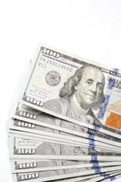 Billetes de 100 dólares estadounidenses colocados sobre un fondo blanco. foto