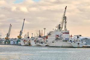 barcos amarrados y grúas portuarias en el puerto foto