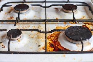 estufa sucia con restos de comida foto