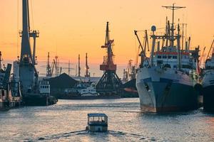 barcos en el puerto de mar en el fondo de la puesta del sol foto