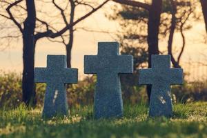 cruces de piedra al atardecer en el cementerio militar alemán, europa foto