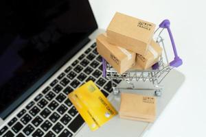 compras en línea o concepto de servicio de entrega de comercio electrónico, caja de papel en una computadora portátil, concepto de compras en línea fácil foto