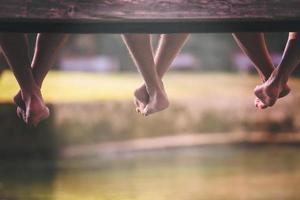 gente sentada en el puente de madera foto