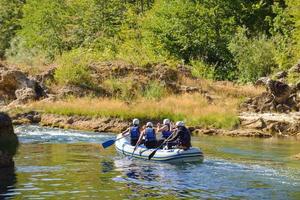 equipo profesional de rafting foto