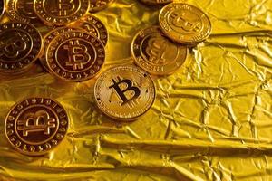 la criptomoneda bitcoin en fondo de imagen de textura dorada. foto