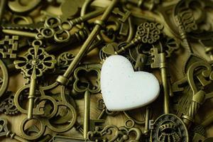 corazón blanco y llave dorada para el contenido del día de san valentín. foto