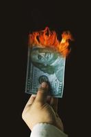quemando billetes de cien dolares foto