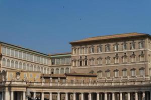 edificios en el vaticano, la santa sede dentro de roma, italia. parte de la basílica de san pedro. foto