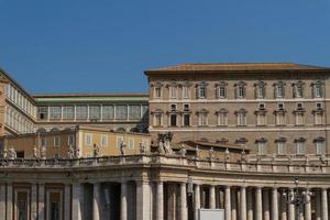 edificios en el vaticano, la santa sede dentro de roma, italia. parte de la basílica de san pedro. foto