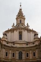 gran iglesia en el centro de roma, italia. foto