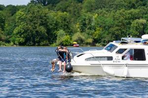 potsdam, brandenburg alemania 07.23.2018 personas en la proa de un barco foto