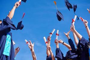 estudiantes graduados de secundaria foto