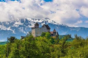 castillo medieval en vaduz, oberland en liechtenstein foto