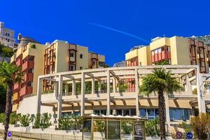 calle del centro de la ciudad con casas y hoteles, la condamine, monte-carlo, mónaco, cote d'azur, riviera francesa foto