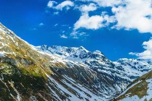 montañas de los alpes cubiertas de nieve y hielo, fluelapass, davos, gr foto